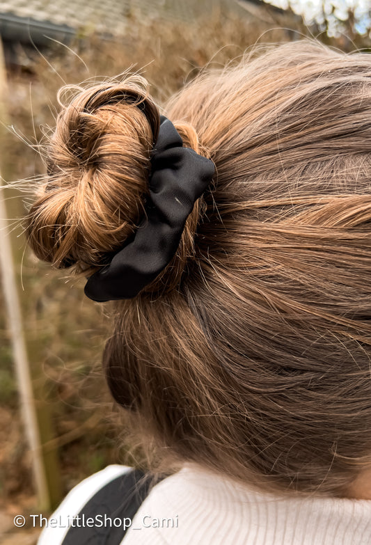 Noir – Sort Satin Scrunchie