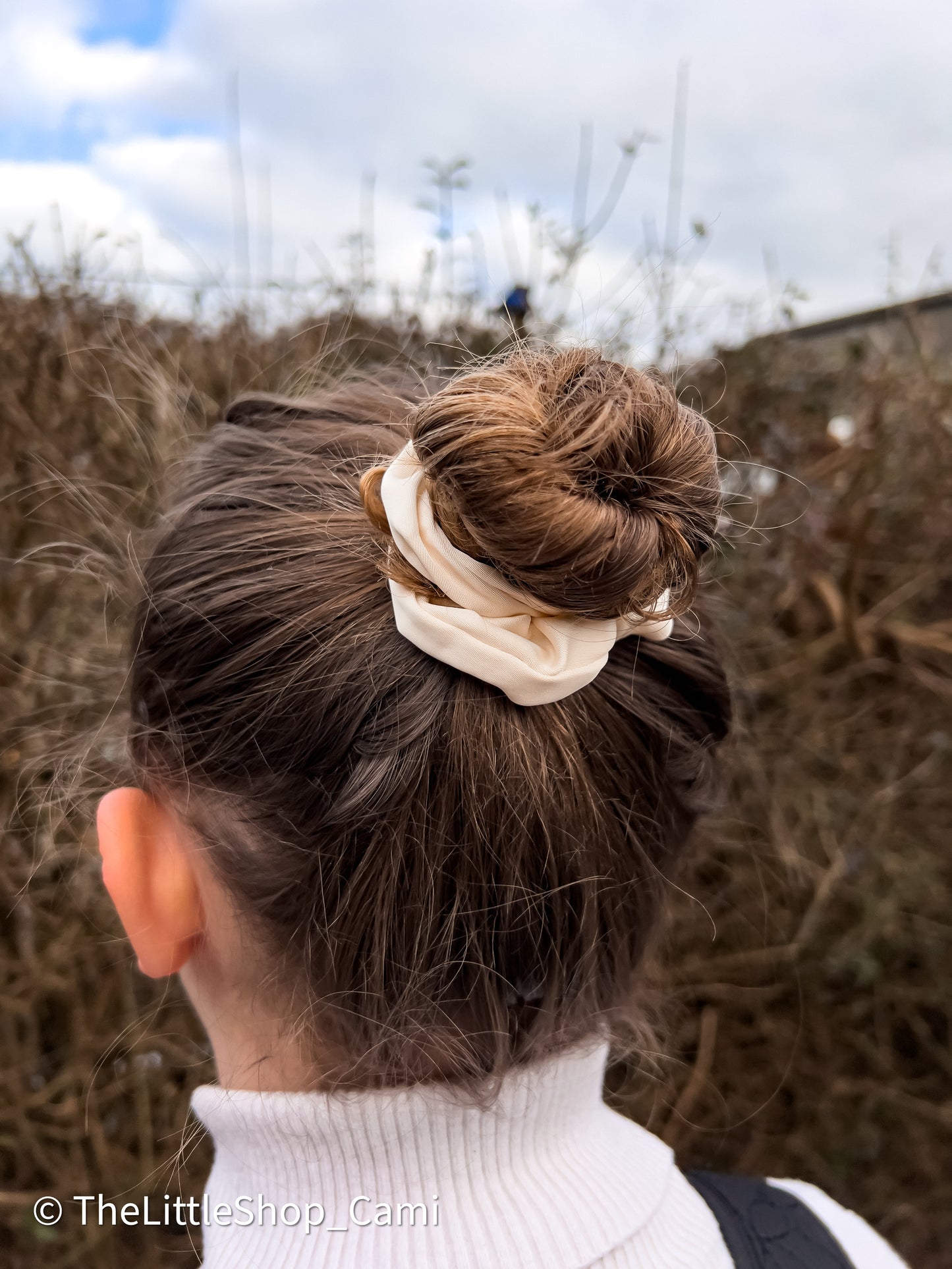 Blanche – Hvid Satin Scrunchie